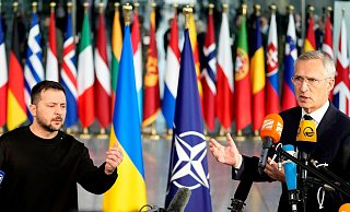 Präsident Wolodymyr Selenskyj zusammen mit Nato-Generalsekretär Jens Stoltenberg im Nato-Hauptquartier in Brüssel. - Virginia Mayo/AP/dpa Präsident Wolodymyr Selenskyj zusammen mit Nato-Generalsekretär Jens Stoltenberg im Nato-Hauptquartier in Brüssel. - Virginia Mayo/AP/dpa