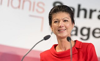 «Ich frage mich, für wie blöd halten die uns eigentlich?», fragt Sahra Wagenknecht beim politischen Aschermittwoch in Richtung der Ampel. - Lukas Barth/dpa «Ich frage mich, für wie blöd halten die uns eigentlich?», fragt Sahra Wagenknecht beim politischen Aschermittwoch in Richtung der Ampel. - Lukas Barth/dpa