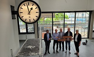 Günther Berg (von links), Architekt Mario Schurbohm, Ralf Brinkmann und Olaf Schürmeyer (beide KBB) und Bürgermeisterin Susanne Rutenkröger freuen sich auf die Eröffnung des Bahnhofs. - Florian Weyand Günther Berg (von links), Architekt Mario Schurbohm, Ralf Brinkmann und Olaf Schürmeyer (beide KBB) und Bürgermeisterin Susanne Rutenkröger freuen sich auf die Eröffnung des Bahnhofs. - Florian Weyand