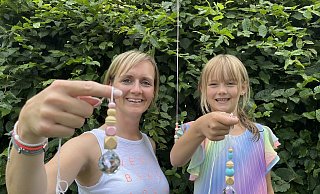 Nicole Bergs und ihre Tochter Franzi spenden den Erlös aus dem Verkauf ihrer "Sonnenfänger" an krebskranke Kinder. - Verena Freiberg Nicole Bergs und ihre Tochter Franzi spenden den Erlös aus dem Verkauf ihrer "Sonnenfänger" an krebskranke Kinder. - Verena Freiberg