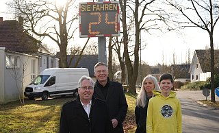 Der 14-Jährige Julian Arndt freut sich, dass sich sein Einsatz für ein Geschwindigkeitsdisplay und einen mobilen Blitzer an der Milchstraße gelohnt haben. Das sehen auch Landrat Jürgen Müller (links), Bürgermeister AndreasHüffmann und die Großmutter Gaby Arndt so. - Kreis Herford Der 14-Jährige Julian Arndt freut sich, dass sich sein Einsatz für ein Geschwindigkeitsdisplay und einen mobilen Blitzer an der Milchstraße gelohnt haben. Das sehen auch Landrat Jürgen Müller (links), Bürgermeister AndreasHüffmann und die Großmutter Gaby Arndt so. - Kreis Herford