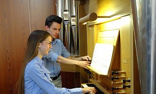 Teamarbeit im Konzert: Laura Schlappa und Leon Immanuel Sowa an der Heintz-Orgel der Arche Noah. Foto: Philipp Tenta - Philipp Tenta Teamarbeit im Konzert: Laura Schlappa und Leon Immanuel Sowa an der Heintz-Orgel der Arche Noah. Foto: Philipp Tenta - Philipp Tenta