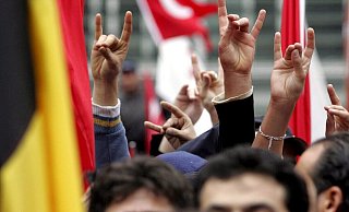 Mehrere Hände zeigen den "Wolfsgruß", das Erkennungszeichen der türkischstämmigen "Grauen Wölfe". Die Gruppe wird vom Verfassungsschutz als rechtsextrem eingestuft. - Symbolfoto/picture alliance Mehrere Hände zeigen den "Wolfsgruß", das Erkennungszeichen der türkischstämmigen "Grauen Wölfe". Die Gruppe wird vom Verfassungsschutz als rechtsextrem eingestuft. - Symbolfoto/picture alliance