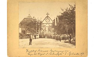 Zahlreiche Oldendorfer empfingen am 2. September 1871 die aus dem Krieg heimkehrenden Soldaten am Westeingang der Stadt. - Stadtarchiv Pr. Oldendorf Zahlreiche Oldendorfer empfingen am 2. September 1871 die aus dem Krieg heimkehrenden Soldaten am Westeingang der Stadt. - Stadtarchiv Pr. Oldendorf