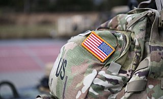 Ein Aufnäher in Form der US-Flagge ist an der Uniform eines US-Soldaten angebracht. - Foto: Darek Delmanowicz/PAP/dpa Ein Aufnäher in Form der US-Flagge ist an der Uniform eines US-Soldaten angebracht. - Foto: Darek Delmanowicz/PAP/dpa
