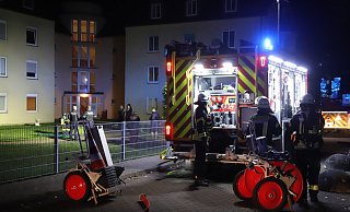 Mehrere Bewohner des Mehrfamilienhauses Am Kamphof können sich durch das verrauchte Treppenhaus nicht selbst ins Freie retten und werden durch ein Fenster hinaus gebracht. - Charlotte Mahncke Mehrere Bewohner des Mehrfamilienhauses Am Kamphof können sich durch das verrauchte Treppenhaus nicht selbst ins Freie retten und werden durch ein Fenster hinaus gebracht. - Charlotte Mahncke