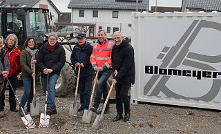 Langersehnter Moment: Bauunternehmer Nils Twelmeier (v.l.), Bauleiter Andreas Hilmer, Ilona Hannemann (Bielefelder BBVG), Architekt Michael Pappert, Landwirt Roland Wierum, Uwe Hannemann (Baufirma Blomeyer) und Bezirksbürgermeister Jesco von Kuczkowski. - katJA Langersehnter Moment: Bauunternehmer Nils Twelmeier (v.l.), Bauleiter Andreas Hilmer, Ilona Hannemann (Bielefelder BBVG), Architekt Michael Pappert, Landwirt Roland Wierum, Uwe Hannemann (Baufirma Blomeyer) und Bezirksbürgermeister Jesco von Kuczkowski. - katJA