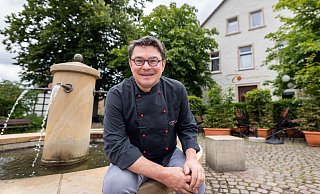 Küchenchef Bernhard Grubmüller sitzt am Brunnen vor dem Tomatissimo in Kirchdornberg, das seit Jahren Spitzenbewertungen in der Restaurantszene abräumt. - Oliver Krato Küchenchef Bernhard Grubmüller sitzt am Brunnen vor dem Tomatissimo in Kirchdornberg, das seit Jahren Spitzenbewertungen in der Restaurantszene abräumt. - Oliver Krato