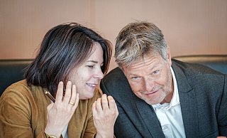 Hier stecken Robert Habeck und Annalena Baerbock freundlich die Köpfe zusammen. - Kay Nietfeld/dpa Hier stecken Robert Habeck und Annalena Baerbock freundlich die Köpfe zusammen. - Kay Nietfeld/dpa