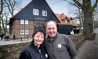 Peter und Alexandra Krebs sind die Pächter des "Eichenhofs". - Andreas Frücht Peter und Alexandra Krebs sind die Pächter des "Eichenhofs". - Andreas Frücht