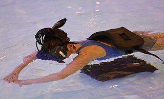 Ein Schwimmgürtel mit Sandsack hält Birgitt Mügge bei ihrem Tauchgang an Position - damit sie nicht abtreibt und sich verletzt. - Nicole Sielermann Ein Schwimmgürtel mit Sandsack hält Birgitt Mügge bei ihrem Tauchgang an Position - damit sie nicht abtreibt und sich verletzt. - Nicole Sielermann