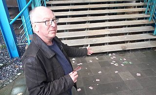 Schöffe Günter Pähler zeigt auf einige der Flyer, die im Eingangsbereich des Landgerichts liegen. Sie sind auch auf sowie unter der Treppe zu finden. - Ingo Kalischek Schöffe Günter Pähler zeigt auf einige der Flyer, die im Eingangsbereich des Landgerichts liegen. Sie sind auch auf sowie unter der Treppe zu finden. - Ingo Kalischek