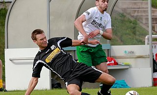 Auch am Boden eine Wucht: Kopfballspezialist Janis Theermann, hier im August 2015 gegen VfB Fichtes Ersin Kozak (r.), hält die Abwehr von Theesens „Jahrhundertelf“ zusammen. Foto: Andreas Zobe - BIELEFELD Auch am Boden eine Wucht: Kopfballspezialist Janis Theermann, hier im August 2015 gegen VfB Fichtes Ersin Kozak (r.), hält die Abwehr von Theesens „Jahrhundertelf“ zusammen. Foto: Andreas Zobe - BIELEFELD