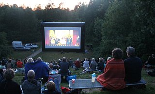Pünktlich um 22.30 Uhr bei Einbruch der Dunkelheit startet das Sommernachtskino. - Archivfoto: Jana Baumann Pünktlich um 22.30 Uhr bei Einbruch der Dunkelheit startet das Sommernachtskino. - Archivfoto: Jana Baumann
