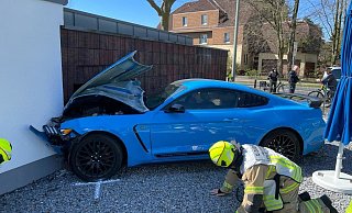Der Fahrer krachte nach einer kurzen Verfolgungsjagd mit seinem blauen Ford Mustang in eine Garagenwand vor einem Restaurant in Sennelager. - Ralph Meyer Der Fahrer krachte nach einer kurzen Verfolgungsjagd mit seinem blauen Ford Mustang in eine Garagenwand vor einem Restaurant in Sennelager. - Ralph Meyer