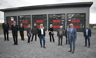 Die Verantwortlichen freuen sich über das neue Feuerwehrgerätehaus. - Julia Stratmann Die Verantwortlichen freuen sich über das neue Feuerwehrgerätehaus. - Julia Stratmann