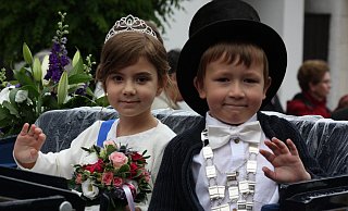 Das Kinderschützenkönigspaar Damian Brzezina und Aurella Tara in der Kutsche. - Torsten Wegener Das Kinderschützenkönigspaar Damian Brzezina und Aurella Tara in der Kutsche. - Torsten Wegener