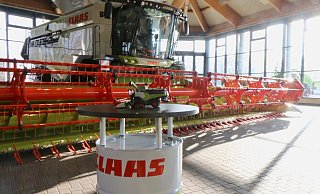 Das Claas Lexion-Modell 6900 im Maßstab 1:32 aufgebaut. Dahinter steht die Originalmaschine mit dem imposanten 12-Meter-Schneidwerk. - Robert Becker Das Claas Lexion-Modell 6900 im Maßstab 1:32 aufgebaut. Dahinter steht die Originalmaschine mit dem imposanten 12-Meter-Schneidwerk. - Robert Becker