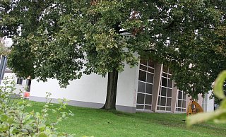 Wird für Flüchtlinge hergerichtet: Die Turnhalle Klosterbauerschaft an der ehemaligen Schule (heute Seniorenresidenz). - Dieter Schnase Wird für Flüchtlinge hergerichtet: Die Turnhalle Klosterbauerschaft an der ehemaligen Schule (heute Seniorenresidenz). - Dieter Schnase