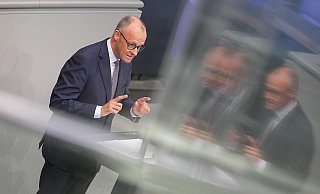 Der Kanzler verteidigt im Bundestag seinen Reformkurs. - Michael Kappeler/dpa Der Kanzler verteidigt im Bundestag seinen Reformkurs. - Michael Kappeler/dpa