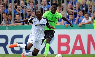 Am 11. August 2019 wurde der SC Paderborn beim DFB-Pokalspiel in Rödinghausen mächtig gefordert. Christopher Antwi-Adjei (l.), der hier vom Rödinghausener Haktab Traore unsanft zu Fall gebracht wird, und seine Teamkollegen kamen erst nach Elfmeterschießen weiter. - Ulrich Petzold Am 11. August 2019 wurde der SC Paderborn beim DFB-Pokalspiel in Rödinghausen mächtig gefordert. Christopher Antwi-Adjei (l.), der hier vom Rödinghausener Haktab Traore unsanft zu Fall gebracht wird, und seine Teamkollegen kamen erst nach Elfmeterschießen weiter. - Ulrich Petzold