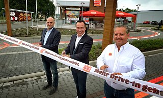 Das nach Unternehmensangaben deutschlandweit einmalige Burger King-Restaurant an der Berliner Straße in Gütersloh ist am Freitag eröffnet worden. Hier gibt es einen "Drive Thru". - Andreas Frücht Das nach Unternehmensangaben deutschlandweit einmalige Burger King-Restaurant an der Berliner Straße in Gütersloh ist am Freitag eröffnet worden. Hier gibt es einen "Drive Thru". - Andreas Frücht