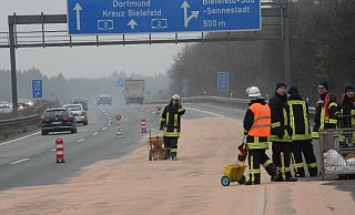 Die Feuerwehr ist mit großen Einheiten auf der Autobahn 2 am Bielefelder Berg im Einsatz, um ausgelaufenes Öl aufzufangen. - Symbolfoto: Andreas Eickhoff Die Feuerwehr ist mit großen Einheiten auf der Autobahn 2 am Bielefelder Berg im Einsatz, um ausgelaufenes Öl aufzufangen. - Symbolfoto: Andreas Eickhoff