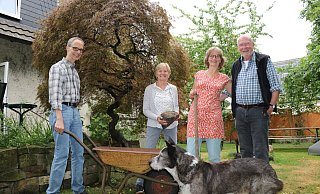 Würden lieber heute als morgen ihren Traum vom Generationenwohnen verwirklichen: Die Mitglieder des Vereins Kobel e.V. (v.l.) Matthias Bell, Birgit Kohn, Susanne Hellweg und Rolf Schmidt. Und für Kalles Hundekorb ist dann sicher auch noch Platz. - Anja Hustert Würden lieber heute als morgen ihren Traum vom Generationenwohnen verwirklichen: Die Mitglieder des Vereins Kobel e.V. (v.l.) Matthias Bell, Birgit Kohn, Susanne Hellweg und Rolf Schmidt. Und für Kalles Hundekorb ist dann sicher auch noch Platz. - Anja Hustert