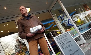 Wie bei diesem Eiscafé müssen die Betreiber seit der Corona-Verbote nun schließen. Sie dürefen aber außer Haus verkaufen, wenn sie Schutzregelungen beachten. - Matthias Gans Wie bei diesem Eiscafé müssen die Betreiber seit der Corona-Verbote nun schließen. Sie dürefen aber außer Haus verkaufen, wenn sie Schutzregelungen beachten. - Matthias Gans