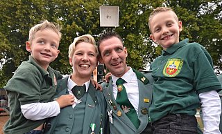 Zu den ersten Gratulanten der neuen Schützenkönigin Jeannette Theilmeier zählten die Söhne Nilkas (l.) und Leon (r.) und sowie ihr Mann Olli. - Birgit Vredenburg Zu den ersten Gratulanten der neuen Schützenkönigin Jeannette Theilmeier zählten die Söhne Nilkas (l.) und Leon (r.) und sowie ihr Mann Olli. - Birgit Vredenburg