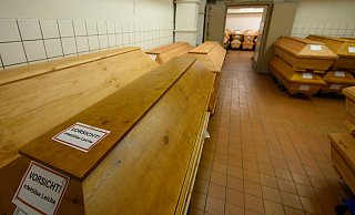 "Vorsicht infektiöse Leiche" steht auf einem Sarg mit einem Verstorbenen, der an oder mit dem Coronavirus gestorben ist. - Robert Michael "Vorsicht infektiöse Leiche" steht auf einem Sarg mit einem Verstorbenen, der an oder mit dem Coronavirus gestorben ist. - Robert Michael