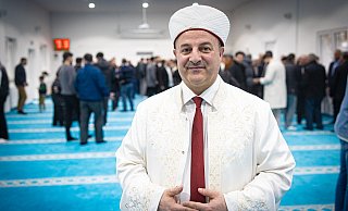 Hoca Harun Aksakal leitet das morgendliche Festgebet zum Ende des Zuckerfests in der Sennestädter Beyazit-Moschee. - Mike-Dennis Mller Hoca Harun Aksakal leitet das morgendliche Festgebet zum Ende des Zuckerfests in der Sennestädter Beyazit-Moschee. - Mike-Dennis Mller