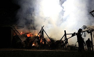 Glutnester: In den Resten der Scheune flammten diese immer wieder auf. Dort waren Heuballen und Holz gelagert. - Simone Flörke Glutnester: In den Resten der Scheune flammten diese immer wieder auf. Dort waren Heuballen und Holz gelagert. - Simone Flörke