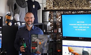 Dennis Kondrat bietet in seinem Fachhandel für Sicherheitsbedarfe in Borchen alles, was das Prepper-Herz begehrt – aber auch Notfallausrüstung für Laien/Otto-Normalverbraucher/Anfänger. - Felix Schwien Dennis Kondrat bietet in seinem Fachhandel für Sicherheitsbedarfe in Borchen alles, was das Prepper-Herz begehrt – aber auch Notfallausrüstung für Laien/Otto-Normalverbraucher/Anfänger. - Felix Schwien