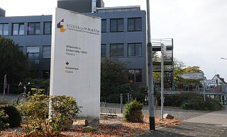 Die Krankenkassen wollen die Geburtshilfe und die Frauenheilkunde am Haller Krankenhaus streichen. Das kommt weder beim Träger noch bei der Stadt gut an. - Rolf Uhlemeier Die Krankenkassen wollen die Geburtshilfe und die Frauenheilkunde am Haller Krankenhaus streichen. Das kommt weder beim Träger noch bei der Stadt gut an. - Rolf Uhlemeier