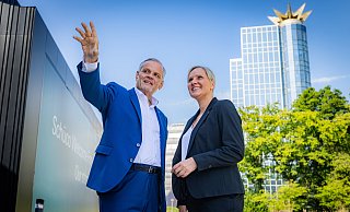 Schüco-Chef Andreas Engelhardt und Sandra Greiser, die Leiterin des Bereichs Unternehmenskommunikation, vor dem "Welcome Forum" des Konzerns in Bielefeld. - Sarah Jonek Schüco-Chef Andreas Engelhardt und Sandra Greiser, die Leiterin des Bereichs Unternehmenskommunikation, vor dem "Welcome Forum" des Konzerns in Bielefeld. - Sarah Jonek