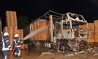 Lkw-Brand bei der Firma Geldmeier in Altenhagen. - Barbara Franke Lkw-Brand bei der Firma Geldmeier in Altenhagen. - Barbara Franke