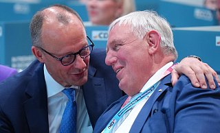 CDU-Chef Friedrich Merz will am Montag vorstellen, welche Personen seinem nächsten Bundeskabinett angehören werden. Karl-Josef Laumann (r.) wird wohl nicht dazu gehören. - picture alliance / Flashpic CDU-Chef Friedrich Merz will am Montag vorstellen, welche Personen seinem nächsten Bundeskabinett angehören werden. Karl-Josef Laumann (r.) wird wohl nicht dazu gehören. - picture alliance / Flashpic