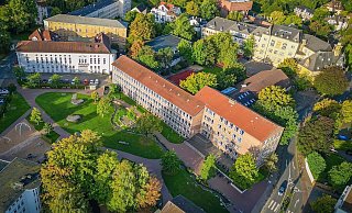 Imposant und mitten im Grünen - das Haus des Handwerks, über lange Jahre auch die Disco "Stadtpalais", liegt mitten in der Bielefelder Altstadt. - Mike-Dennis Müller / www.mdm.photo Imposant und mitten im Grünen - das Haus des Handwerks, über lange Jahre auch die Disco "Stadtpalais", liegt mitten in der Bielefelder Altstadt. - Mike-Dennis Müller / www.mdm.photo