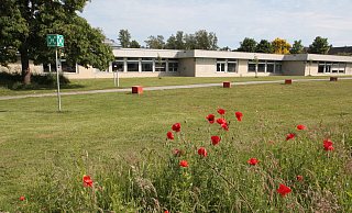 Auf der Wiese hinter der Gesamtschule, wo aktuell noch der Sammelplatz bei einer Gefahrenlage ist, werden die Container aufgestellt. - Uwe Müller Auf der Wiese hinter der Gesamtschule, wo aktuell noch der Sammelplatz bei einer Gefahrenlage ist, werden die Container aufgestellt. - Uwe Müller