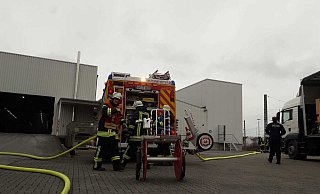 Auf dem Gelände eines Furnierwerks in Steinheim ist ein Feuer ausgebrochen. - David Schellenberg Auf dem Gelände eines Furnierwerks in Steinheim ist ein Feuer ausgebrochen. - David Schellenberg