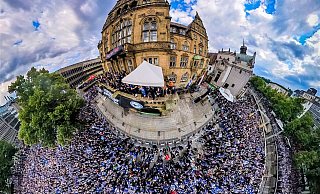Der Sonntag in Bielefeld nach dem Pokalfinale – eine Stadt feiert Arminia Bielefeld und sich selbst. - Sarah Jonek Der Sonntag in Bielefeld nach dem Pokalfinale – eine Stadt feiert Arminia Bielefeld und sich selbst. - Sarah Jonek