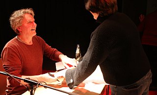 Begehrt: Nicht nur Annelene Schulte, sondern etlcihe andere Besucher der Lesung lassen sich in der Pause ein Buch vom Autor signieren. Foto: Elke Niedringhaus-Haasper - Elke Niedringhaus-Haasper Begehrt: Nicht nur Annelene Schulte, sondern etlcihe andere Besucher der Lesung lassen sich in der Pause ein Buch vom Autor signieren. Foto: Elke Niedringhaus-Haasper - Elke Niedringhaus-Haasper