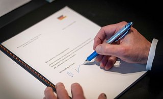 Dieses von der Bundesregierung zur Verfügung gestellte Foto zeigt Bundeskanzler Olaf Scholz (SPD) bei der Unterzeichnung des Antrags auf Vertrauen an die Bundestagspräsidentin in seinem Büro im Bundeskanzleramt. - Steffen Kugler/Bundesregierung/dpa Dieses von der Bundesregierung zur Verfügung gestellte Foto zeigt Bundeskanzler Olaf Scholz (SPD) bei der Unterzeichnung des Antrags auf Vertrauen an die Bundestagspräsidentin in seinem Büro im Bundeskanzleramt. - Steffen Kugler/Bundesregierung/dpa