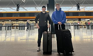 Joshua Kornhoff (23, l.) aus Daseburg und Meiko Niggemeyer (22) aus Ossendorf warten auf dem Züricher Flughafen auf den Flieger, der sie nach New Dehli bringt. Dort geht es über Singapur schließlich weiter bis zur Insel Lombok. - Privat Joshua Kornhoff (23, l.) aus Daseburg und Meiko Niggemeyer (22) aus Ossendorf warten auf dem Züricher Flughafen auf den Flieger, der sie nach New Dehli bringt. Dort geht es über Singapur schließlich weiter bis zur Insel Lombok. - Privat