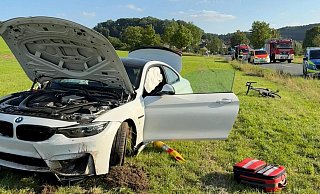 Der BMW des Paderborners landete auf einem Feld an der L951 bei Nieheim. - Feuerwehr Nieheim Der BMW des Paderborners landete auf einem Feld an der L951 bei Nieheim. - Feuerwehr Nieheim