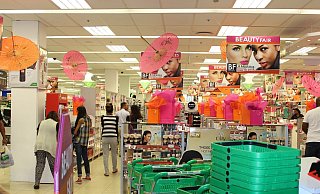 Zwei Männer sind hustend und spuckend durch den dm-Markt in der MindenerInnenstadt gelaufen. Außerdem schlug einer von ihnen einen Mitarbeiter ins Gesicht. - Pixabay (Symbolbild) Zwei Männer sind hustend und spuckend durch den dm-Markt in der MindenerInnenstadt gelaufen. Außerdem schlug einer von ihnen einen Mitarbeiter ins Gesicht. - Pixabay (Symbolbild)