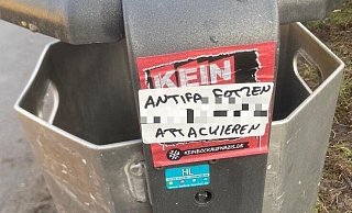 Auf diesem Mülleimer in Paderborn klebte die Etikette mit dem Aufruf "Antifafotzen ...... attackieren". Die ursprünglich lesbare Adresse ist gepixelt. - Tobias Fenneker Auf diesem Mülleimer in Paderborn klebte die Etikette mit dem Aufruf "Antifafotzen ...... attackieren". Die ursprünglich lesbare Adresse ist gepixelt. - Tobias Fenneker