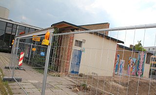 Die Abrissarbeiten an der alten Turnhalle des Gymnasiums haben das Stadttheater in Mitleidenschaft gezogen. Bedenken gibt es auch im Inneren. - Alexander Graßhoff Die Abrissarbeiten an der alten Turnhalle des Gymnasiums haben das Stadttheater in Mitleidenschaft gezogen. Bedenken gibt es auch im Inneren. - Alexander Graßhoff