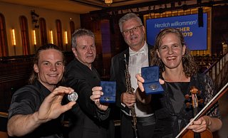 Geehrt: Schauspieler Jan Hille (v. l.) und Generalmusikdirektor Alexander Kalajdzic, Konzertmeisterin Katrin Adelmann und Klaus-Joachim Dudler (Oboe). Die drei Musiker nehmen den Operntaler stellvertretend für die Bielefelder Philharmoniker entgegen. - DENNIS ANGENENDT Geehrt: Schauspieler Jan Hille (v. l.) und Generalmusikdirektor Alexander Kalajdzic, Konzertmeisterin Katrin Adelmann und Klaus-Joachim Dudler (Oboe). Die drei Musiker nehmen den Operntaler stellvertretend für die Bielefelder Philharmoniker entgegen. - DENNIS ANGENENDT